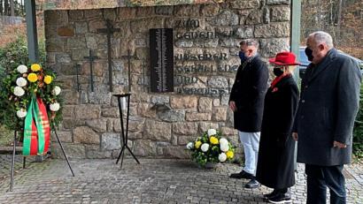 Bild: R. Kreuzer
Am Totensonntag gedenkt das Vereinskartell Weiden-West den Opfern der Weltkriege mit (von rechts) Lothar Höher, Luise Amschl und Hans-Jürgen Gmeiner vor der Maria-Waldrast-Kirche.