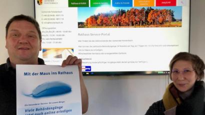 Bild: Houschka
Premiere in Fensterbach: Bürgermeister Christian Ziegler (links) und seine Mitarbeiterin Kerstin Zeitler präsentieren das neue Service-Portal der Gemeinde.