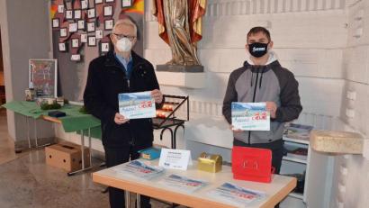 Bild: ü
Mit Unterstützung von Pastoralreferent Alfred Kick (links) verkaufen die Ministranten in der Kirche den Adventskalender mit dem Titel "Auszeit für die Seele".