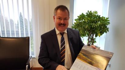Bild: Tobias Gräf
VR Bank-Vorstandssprecher Bernhard Werner freut sich über den neuen Landkreiskalender 2021.