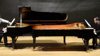 Bild: phs
Igor Levit (rechts), hier bei einem Max-Reger-Konzert mit Markus Becker (links) 2016, hat dem Förderkreis für Kammermusik zugesagt, Ende nächsten Jahres erneut in Weiden zu spielen.