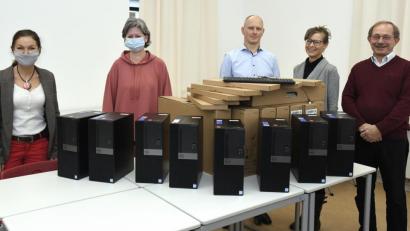 Bild: Petra Hartl
25 der 50 gespendeten Computer stehen nun in der Wirtschaftsschule (von links): Schulleiterin Brigitte Conchedda, Lehrerin Elke Huber sowie Markus und Heike Birner mit ihrem Vater Georg von der Zürich-Generalagentur.