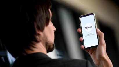 Bild: Britta Pedersen/dpa
Dario Nassal, Gründer des Debattenportal "The Buzzard" hält ein Smartphone auf dem die Startseite der App abgebildet ist. Nach mehreren Jahren Entwicklung und einer Crowdfunding-Kampagne startet das Medien-Startup "The Buzzard" seine erste News-App.