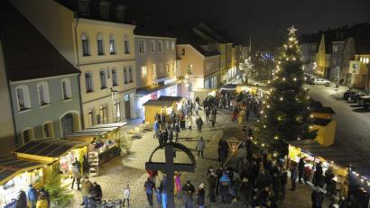 Repro: ads
Die Hirschauer Weihnachtskarte 2020 von Hobbyfotograf Alfred Härtl ziert ein malerisches Bild vom Hirscheuer Weihnachtsmarkt aus dem vergangenen Jahr.