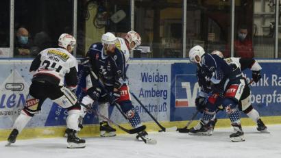 Bild: gb
Am Sonntag standen sich die Blue Devils (Ralf Herbst, Zweiter von links, und Dominik Müller) und der ECDC Memmingen in der Weidener Hans-Schröpf-Arena gegenüber. Da in Coronazeiten Spiele kurzfristig angesetzt werden, treffen beide Teams am Freitag in Memmingen erneut aufeinander.