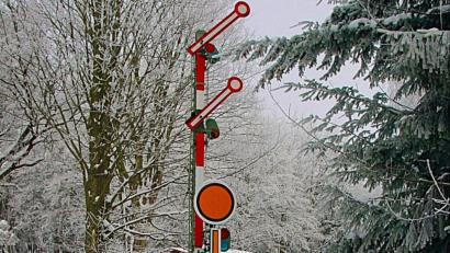 Archivbild: bsc
Obwohl noch nie eine Eisenbahnstrecke vorbeigeführt hat, ist das Signal für auswärtige Besucher das Erkennungszeichen für das ESV-Heim. Direkt davor beginnt das Streckennetz der Steinwaldloipe.