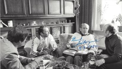 Repro: Schlüsselbrunner/exb
Ein Bild, das am 16. März 1980 von Emil Zatopek signiert wurde. Es zeigt den damaligen Schwandorfer NT-Redaktionsleiter Wolfgang Houschka, Sportlehrer Hartmut Schweitzer, den vierfachen Olympiasieger Zatopek und den NT-Journalisten Georg Gruber (von links).