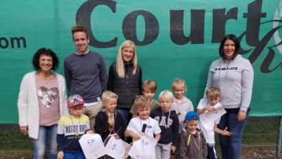 Bild: exb/Renate Zupfer-Vilas
Schon die jüngsten Spieler der ASV-Tennisabteilung sind mit Feuereifer bei der Sache und meistern auch einen Spaß-Parcours mit Bravour.