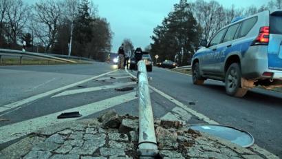 Bild: jma
Das Verkehrszeichen wurde durch den Aufprall komplett niedergerissen.