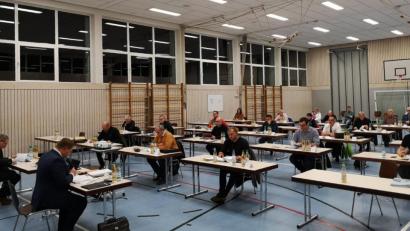 Bild: lnz
Nach einem halben Jahr im Feuerwehrhaus tagte der Mitterteicher Stadtrat am Montag erstmals in der deutlich größeren Grundschulturnhalle. Fünf Stadtratsmitglieder hatten sich entschuldigt, im Zuhörerbereich nahmen drei Besucher Platz.