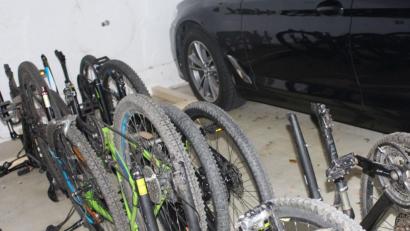 Bild: Bundespolizeiinspektion Waidhaus
Wem gehören diese Fahrräder? Ein 31-Jähriger hatte versucht, sie über die Grenze zu bringen.