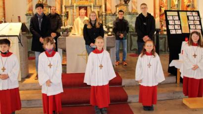 Bild: bjo
Pfarrer Werner Sulzer (hinten Mitte) verabschiedet fünf Ministranten und nimmt bei dieser Gelegenheit fünf Neulinge in die Schar der Messdiener in der Pfarrei Schmidmühlen auf.