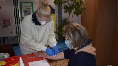 Bild: lue
Eine Mitarbeiterin des BRK nimmt in Wiesau einer Probandin Blut ab. Aktuell läuft der zweite Teil der Corona-Antikörper-Studie im Landkreis Tirschenreuth.