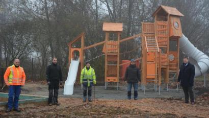Bild: jr
Ein großes Klettergerüst und weitere neue Geräte werden künftig den Spielbereich im Freibad Mitterteich bereichern. Im Bild (von links) das mit den Arbeiten betraute Freibad-Team mit Stefan Helgert, Stefan Migula, Stefan Pelz und Dariusz Pietrzyk zusammen mit Bürgermeister Stefan Grillmeier.