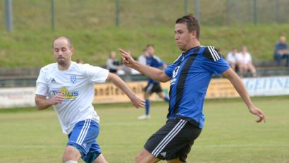 Archivbild: Reiner Fröhlich
Nikolai Seidel (rechts) vom SV Raigering traf im Spiel gegen die SpVgg SV Weiden II mit links in das linke Tordreieck.