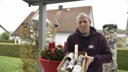 Bild: lep
Michael Sporrer, der Vorsitzenden von „Hilfe für Anja“ präsentiert den „Adventzauber zum Mitnehmen“. Bestellungen werden noch bis Mittwoch entgegengenommen.