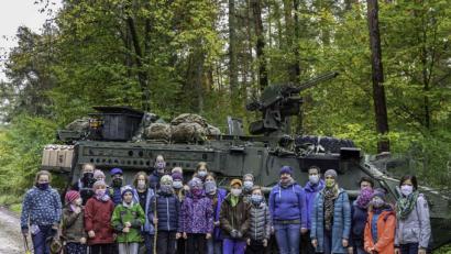 Bild: ads
Bei der Wanderung begegnet der Nachwuchs der Ehenbachtaler Blaskapelle nicht nur dem Buchberggeist, sondern auch amerikanischen Soldaten bei einer Übung.