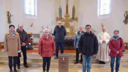 Bild: bk
"Sei gesegnet" steht auf der Edelstahlverkleidung des hochwertigen und würdig gestalteten Weihwasserspenders, der in der Pfarrkirche hinten am Haupteingang aufgestellt ist. Pfarrer Varghese Puthenchira dankte dafür dem KAB-Vorstandsteam.