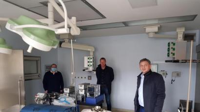Bild: Tobias Gräf
Noch dienen die Räume der Notaufnahme des früheren Kreiskrankenhauses in Nabburg als Lager für medizinische Produkte. Doch schon ab 15. Dezember soll hier das stationäre Impfzentrum des Landkreises seinen Betrieb aufnehmen. Ein Bild vor Ort machten sich (von links) Joachim Seeliger (BRK), Christian Meyer und Manuel Lischka (am Landratsamt zuständig für den Aufbau des Impfzentrums).