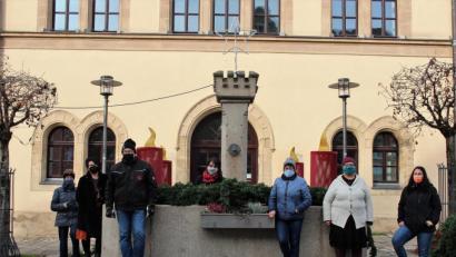 Bild: stg
Das "Schmückteam" des KEM-Verbandes gestaltete am Samstag den Kemnather Adventsbrunnen.