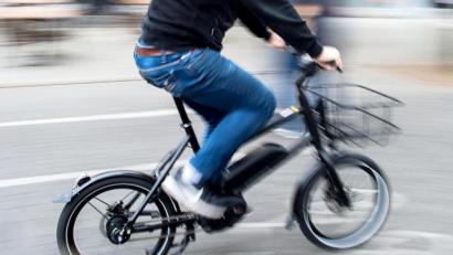 Bild: Hauke-Christian Dittrich/dpa
Ein 20-jähriger E-Bike-Fahrer ist gestorben, nachdem sein Akku leer geworden ist. Vermutlich ist er erfroren, als er zu Fuß weiterlaufen wollte.