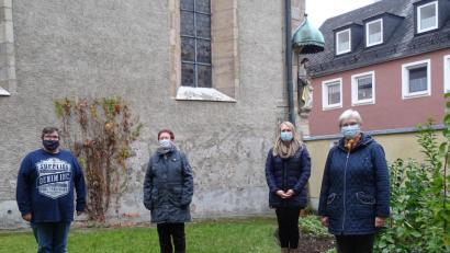 Bild: jzk
Stefanie Baier (Zweite von rechts) besprach mit Agnes Emerig (rechts), Jochen Gößl und Rita Ponnath (von links) Einzelheiten für die Aktion „Weihnachtstüten für die Senioren“.