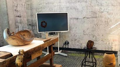 Bild: R. Kreuzer
In der Werkbank im NOC stellt die Volksbank den Kunstkalender vor.