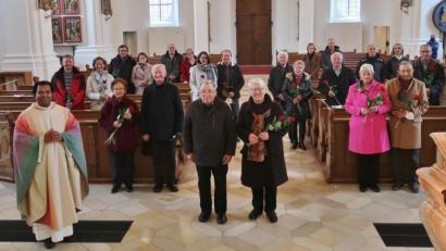 Bild: rha
Zwölf Ehepaare kommen in der Stadtpfarrkirche in Vilseck zu einem Jubiläumsgottesdienst zusammen, um für die gemeinsamen Ehejahre zu danken.