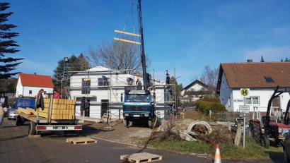 Bild: gi
Die Feuerwehr Burgtreswitz setzt den Dachstuhl auf ihr neues Gerätehaus.