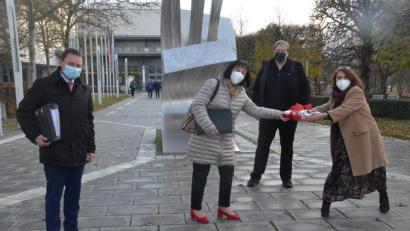 Bild: Kunz
Geburtstagsfeier mit Abstand. Es gratulieren Oberbürgermeister Jens Meyer, Sema Tasali-Stoll und Florian Graf.