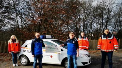 Bild: gz
Eine Spende von 300 Euro überreichen die Löwenfans Matthias Brenner (vorne, rechts) und Daniel Bäumler an die Helfer vor Ort Georg Rauch, Ulli Bauer und Alexandra Wild (von rechts).
