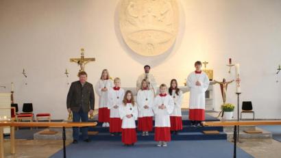 Bild: Martina Fischer /exb
Das Bild zeigt die neuen Ministranten Luis, Janine, Ina, Felix und Laura mit Mesner Reinhard Bojer (links) und Pater Binu (hinten Mitte).