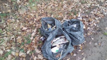 Bild: sei
Lorenz Schwarzmeier findet im Wald bei Mantel Tüten voller verpackter Lebensmittel.