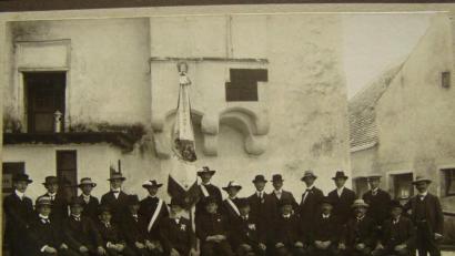 Bild: u
1910 wurde das 50-Jährige groß gefeiert. Stolz stellten sich die Kolpingssöhne zum Gruppenbild.