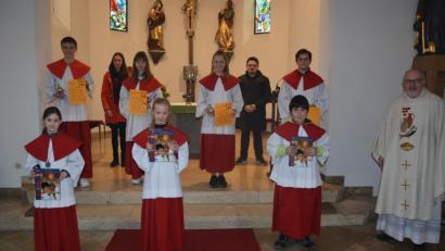 Bild: jr
Neu aufgenommen in die Schar der Ministranten wurden in Steinmühle (vorne, von links) Alina Abele, Angelina Häuslmann und Rene Schraml. Verabschiedet wurden (Mitte, von links) Sebastian Marth, Alina Leiß sowie Vanessa und Christopher Schimmer. Ganz hinten die Oberministranten Paula Riolfi und Lukas Bauer, rechts Pfarrer Anton Witt.