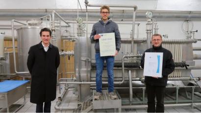Bild: bsc
Über die Auszeichnung "Landesbester Brauer und Mälzer" freut sich Andreas Pohl (Mitte). Zu diesem großen Erfolg gratulierten Brauereibesitzer Johannes Freiherr von Gemmingen-Hornberg (links) und Braumeister Christian Mitterbauer (rechts).