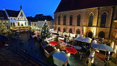 Archivbild: Petra Hartl
Wie auch immer die Corona-Bestimmungen ab 1. Dezember lauten: So wird es in der Adventszeit auf dem Amberger Marktplatz definitiv nicht aussehen. Sollte der Weihnachtsmarkt tatsächlich stattfinden dürfen, würden die Buden in der Altstadt auf Abstand zwischen Multifunktionsplatz und Roßmarkt verteilt.