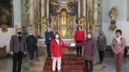 Bild: jzk
Stadtpfarrer Thomas Kraus (links) und Petra Rauseo (Zweite von links) bedankten sich bei Rita Ponnath für die Spende des Katholischen Frauenbundes. Bei dieser Spendenübergabe waren auch die Frauenbundmitglieder Regina Frank, Waltraud Erhard, Monika Schreyer-Herr, Maria Drechsler und Agnes Emerig dabei (von rechts).