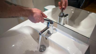 Symbolbild: Jens Büttner/dpa
Vorerst muss das Wasser im Bereich Mantel-Weiherhammer noch abgekocht werden.