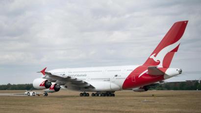Bild: Sebastian Kahnert/dpa
Die Fluggesellschaft Qantas will eine Impfpflicht für ihre Passagiere einführen.