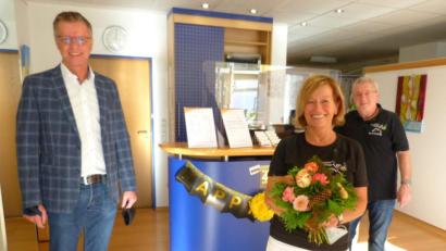 Bild: u
Bürgermeister Hermann Falk (links) gratulierte Elvira Klemen und Martin Stenger zum 40-jährigen Bestehen ihrer Praxis für Physiotherapie und Krankengymnastik in Hirschau.