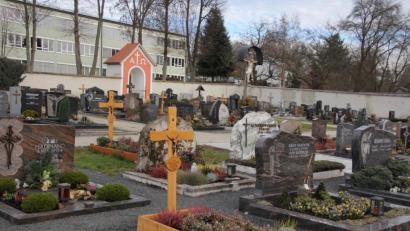 Bild: kro
Die Friedhofs- und Bestattungsgebühren für den Friedhof in Bad Neualbenreuth (Bild) werden zum 1. Januar 2021 ansteigen. Einstimmig billigte der Marktrat die neue Gebührensatzung.