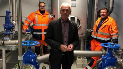 Bild: öt
Neusorgs Bürgermeister Peter König (vorne) begutachtete den neuen Druckstoßausgleichsbehälter im Maschinenhaus der Wasserversorgung und lobte die fachmännische Unterstützung der Montagearbeiten durch die Gemeindearbeiter Richard König (von links) und Norbert Schwarz.