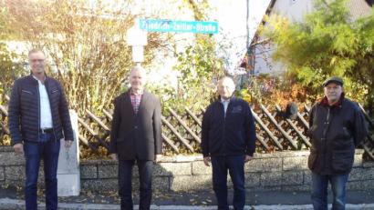 Bild: u
Am 4. November 1965 beschloss der Stadtrat, eine Straße nach dem Ehrenbürger, Geistlichem Rat Friedrich Zeitler, zu benennen. Die Friedrich-Zeitler-Straße reicht von der Walkstraße im Osten bis zur Max-Reger-Straße im Westen. Im Bild v. l.: Bürgermeister Hermann Falk, Altbürgermeister Helmut Rösch, Ex-Stadtrat Hermann Gebhard (beide Ministranten zu Zeitlers Zeiten) und Stadt-Heimatpfleger Sepp Strobl.