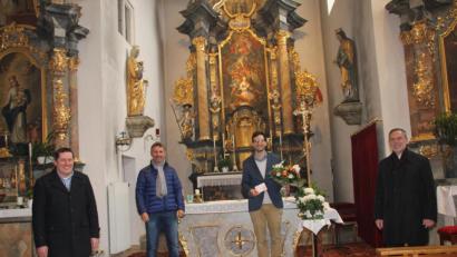 Bild: ads
Pfarrer Josef Irlbacher (r.) gratulierte wie Pfarrgemeinderatssprecher von St. Margareta Kemnath a.B. Willi Wiedenbauer und hiesigen Kirchenpfleger Anton Gebert (v.l.) den frisch gebackenen Pastoralreferenten Andreas Hornauer (Zweiter v.r.) zur bestandenen zweiten Dientprüfung.