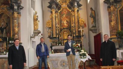 Bild: ads
Pfarrer Josef Irlbacher (rechts), Pfarrgemeinderatssprecher Willi Wiedenbauer und Kirchenpfleger Anton Gebert (von links) gratulierten Pastoralreferent Andreas Hornauer (Zweiter von rechts) zur bestandenen zweiten Dienstprüfung.