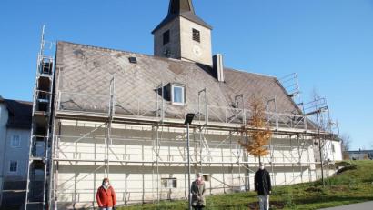 Bild: kaz
Die Kirchenvorsteherinnen Petra Prölß und Katharina Purucker stehen mit Pfarrer Manuel Sauer (von links) vor dem evangelischen Gemeindehaus in Krummennaab, das in den nächsten Monaten inklusiv und behindertengerecht umgebaut wird.