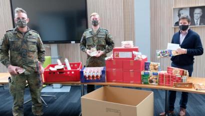 Bild: mab
Pakete mit allerlei kulinarischen Geschenken für die Kameraden in Litauen, verpacken Oberstabsgefreiter Dominik Neuner, Stabsgefreiter Stefan Schirrmacher und Bürgermeister Peter Neumeier (von links) im Rathaus.
