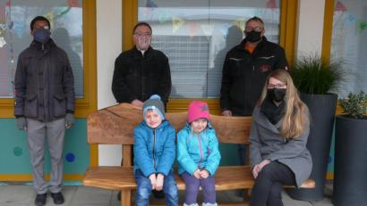 Bild: mez
Kaplan Justin Kishimbe und Pfarrer Markus Bruckner sagten mit zwei Kindern aus der Grünen Gruppe und Sabina Lehmann ein herzliches „Vergelt´s Gott“ an Schreiner Georg-Michael Fütterer und den Kindergarten-Förderverein.