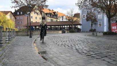 Bild: Petra Hartl
Hier hat die Stadt schon etwas getan: An der Mühl- und Franziskanergasse wurde das Kopfsteinpflaster abgefräst und eine eigene Radspur geschaffen.